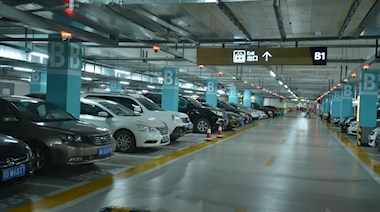 停車(chē)場(chǎng)內(nèi)景